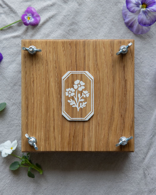 Liten blompress i massiv ek