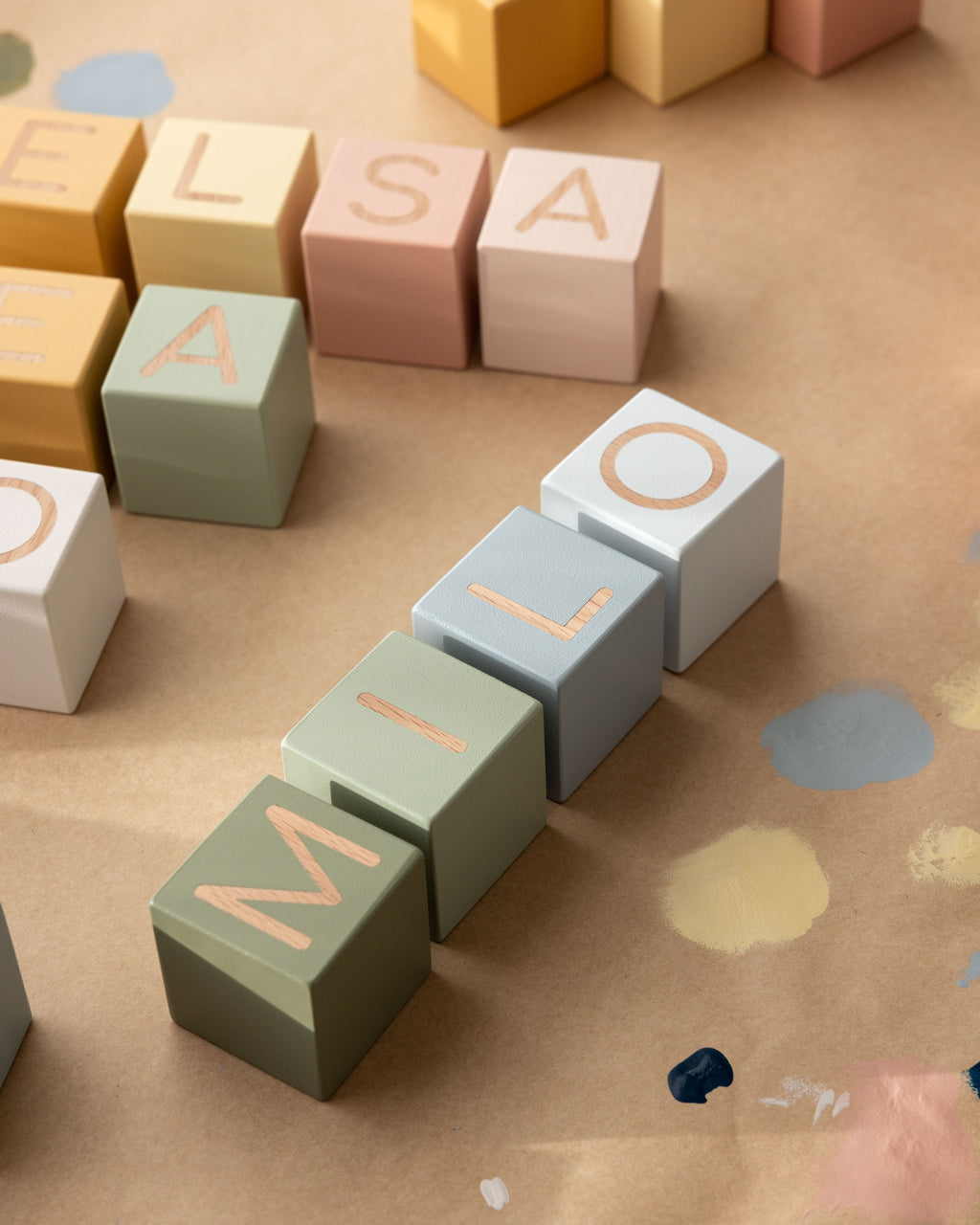 Personligt namn - stora målade bokstavsklossar