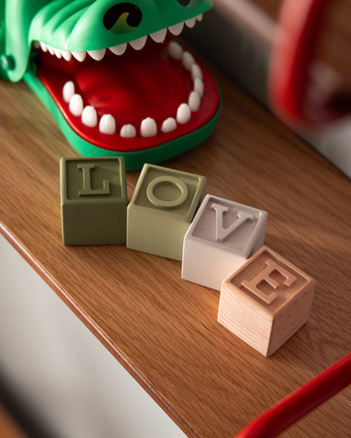 Personligt namn - små målade bokstavsklossar