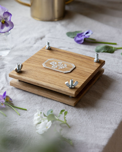 Blomsterpress som är handgjord och handmålad