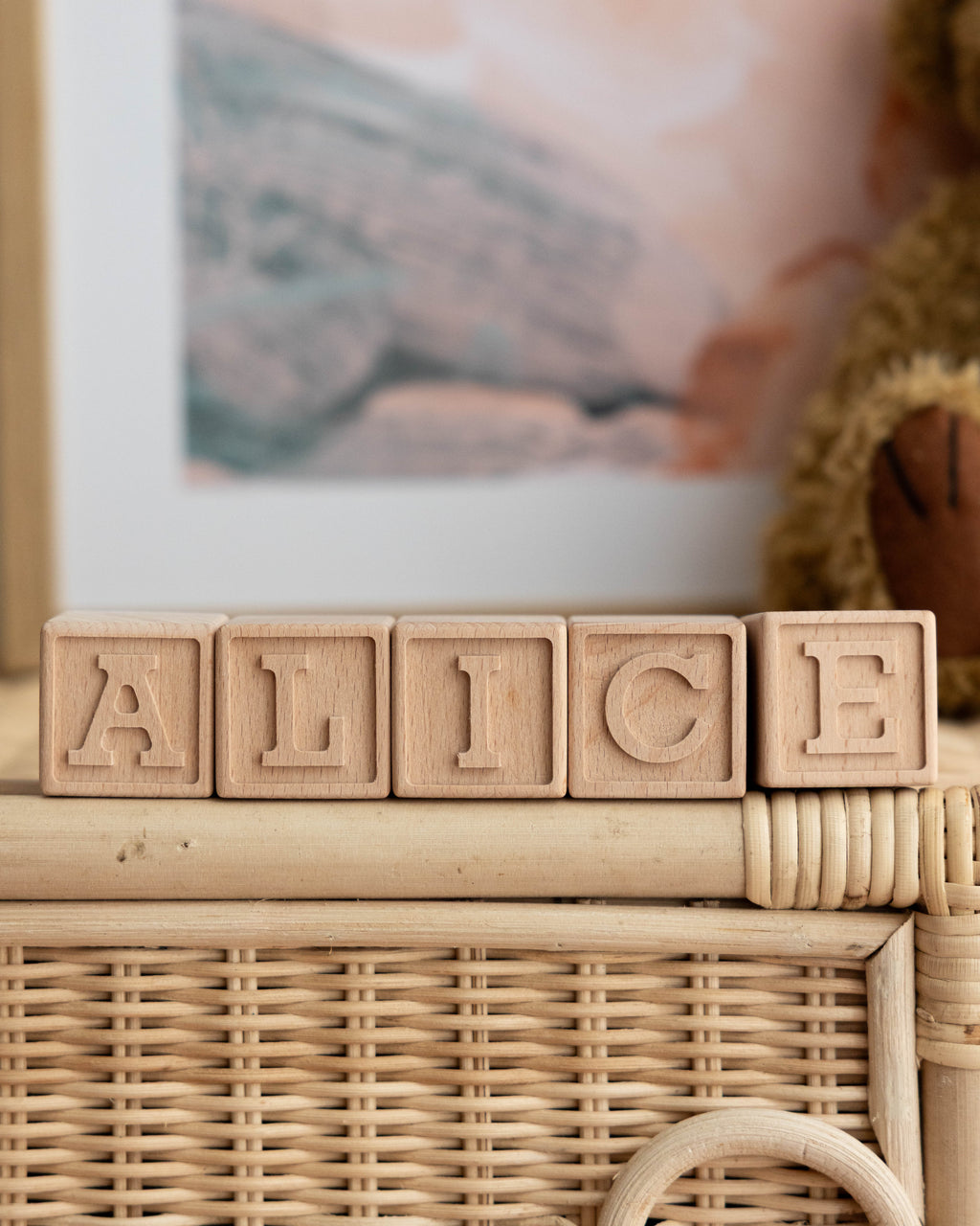 Bokstavsklossar på rad i barnrum som bildar namnet Alice