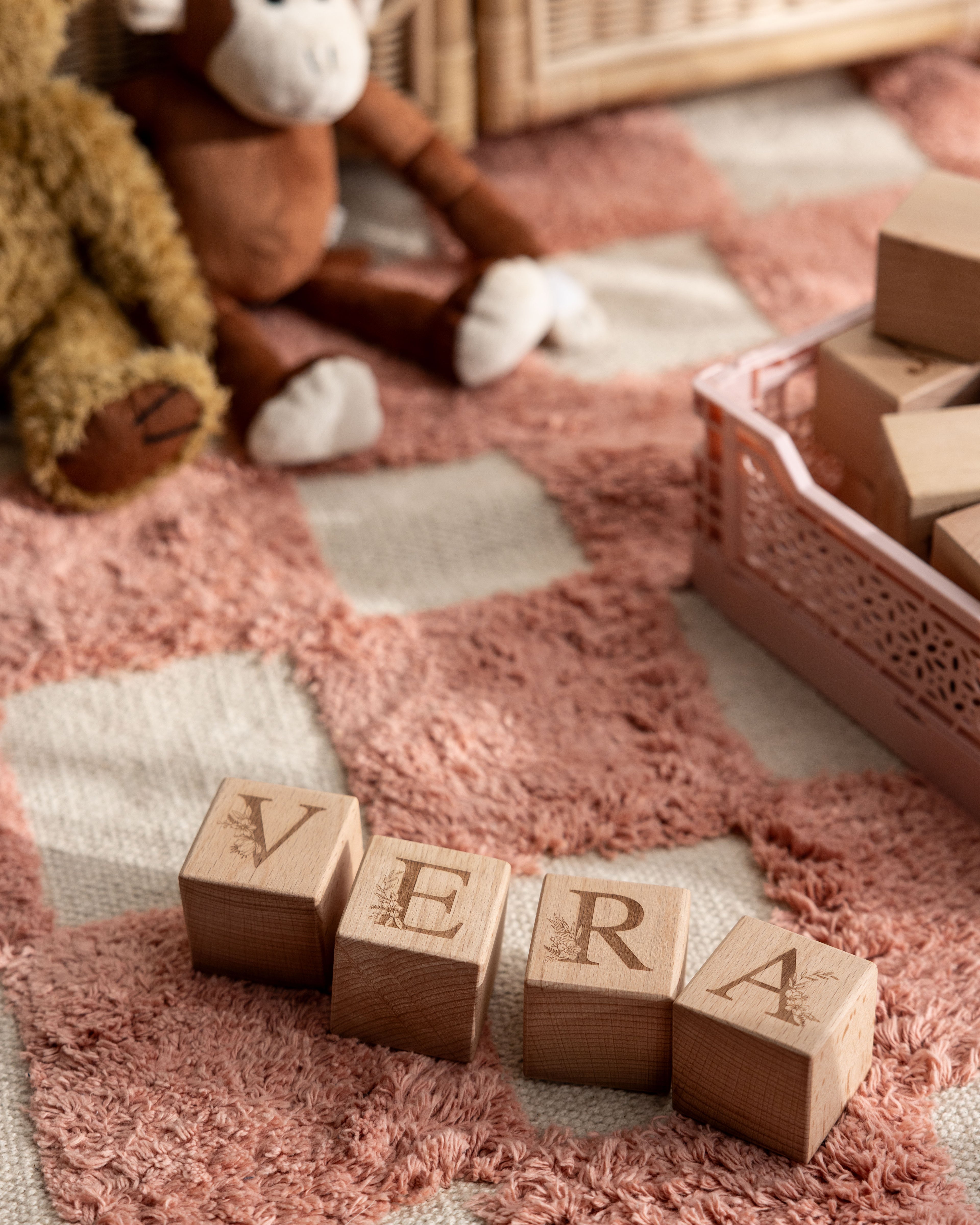 Personliga bokstavsklossar i trä med namnet Vera