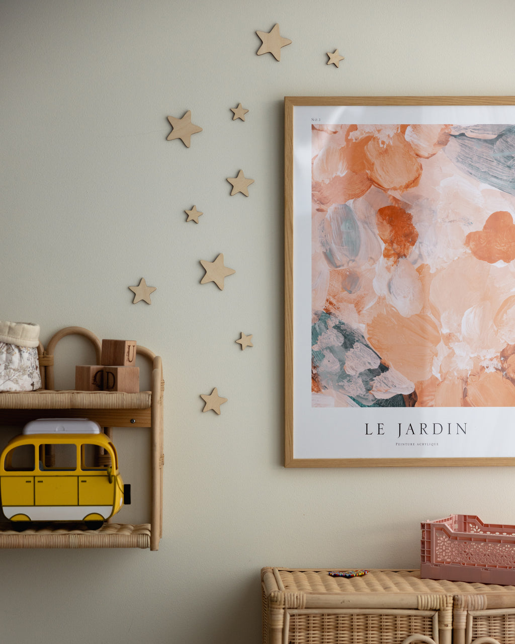 dekorativa trästjärnor på vägg