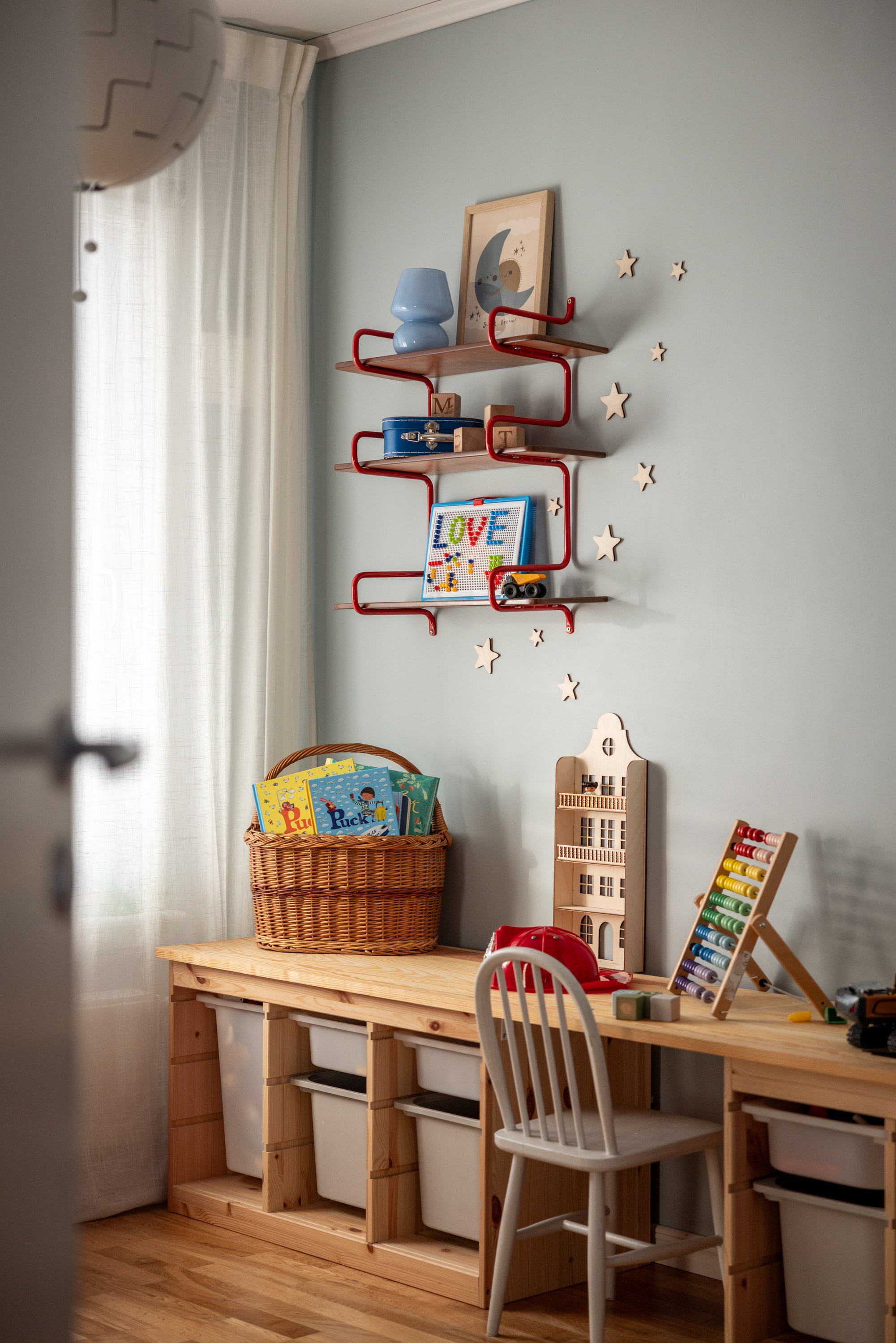 dekorativa trästjärnor på vägg i barnrum