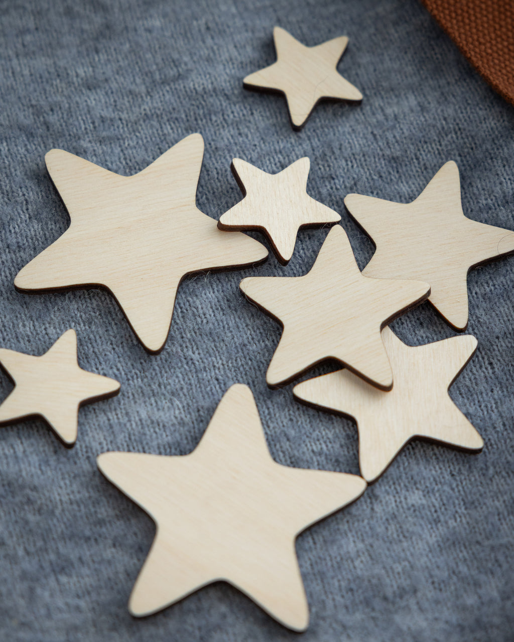 dekorativa trästjärnor på blå bakgrund