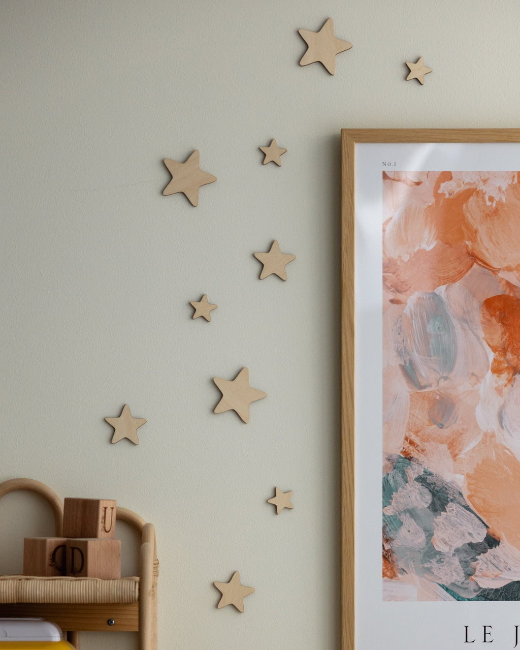 dekorativa trästjärnor på vägg