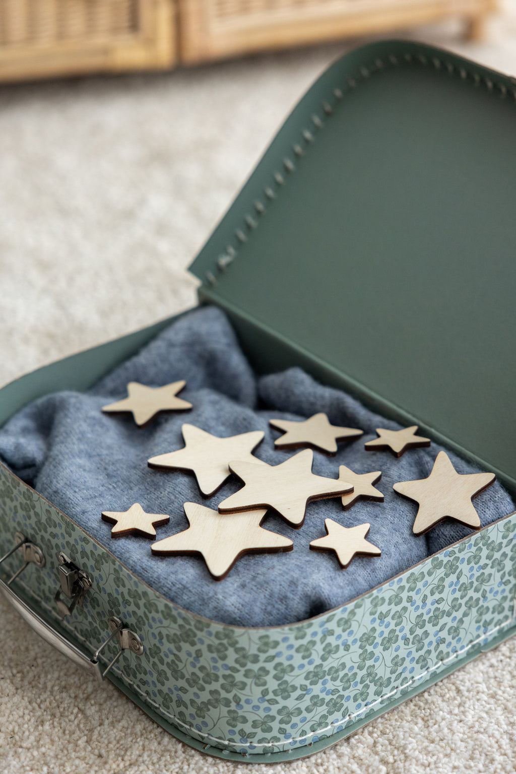 dekorativa trästjärnor i låda