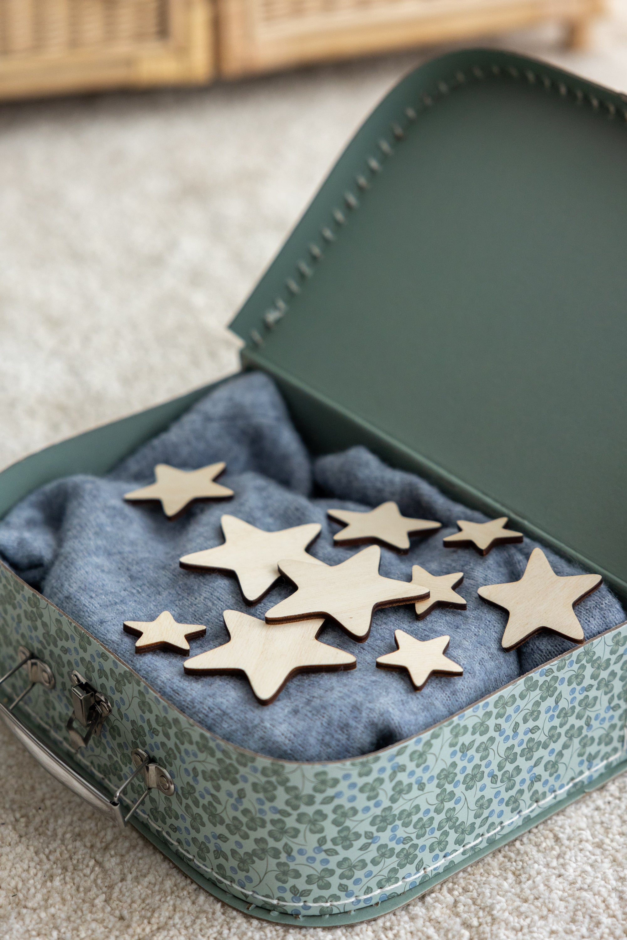 dekorativa trästjärnor i låda