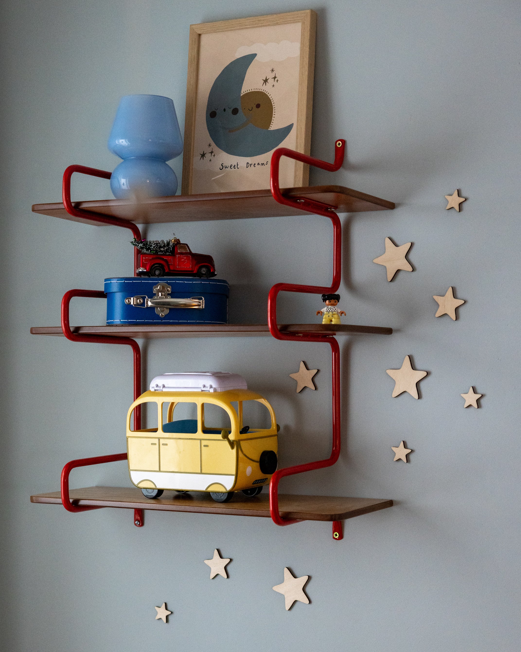 dekorativa trästjärnor på vägg i barnrum