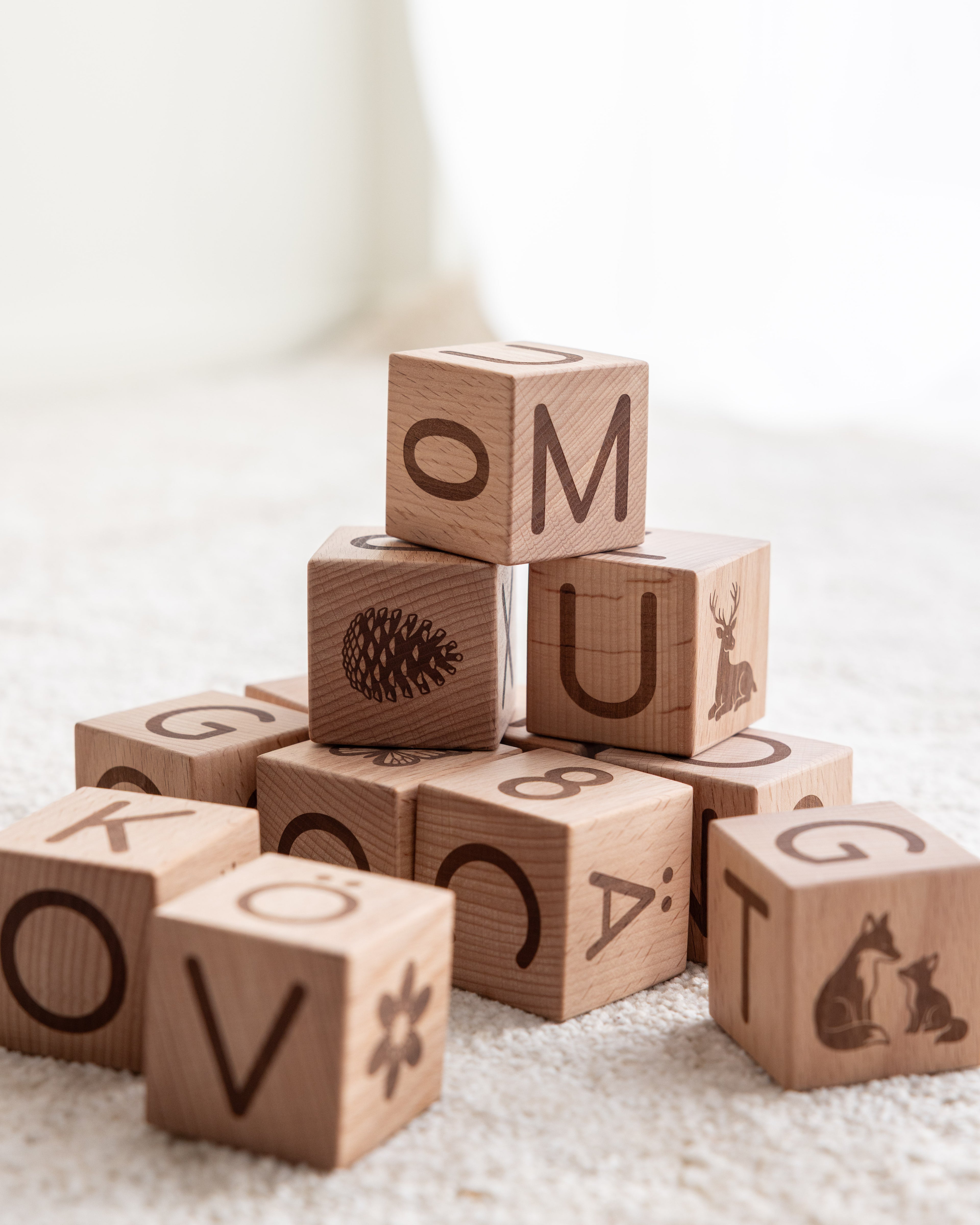 Bokstavsklossar i trä som alfabetklossar för barn