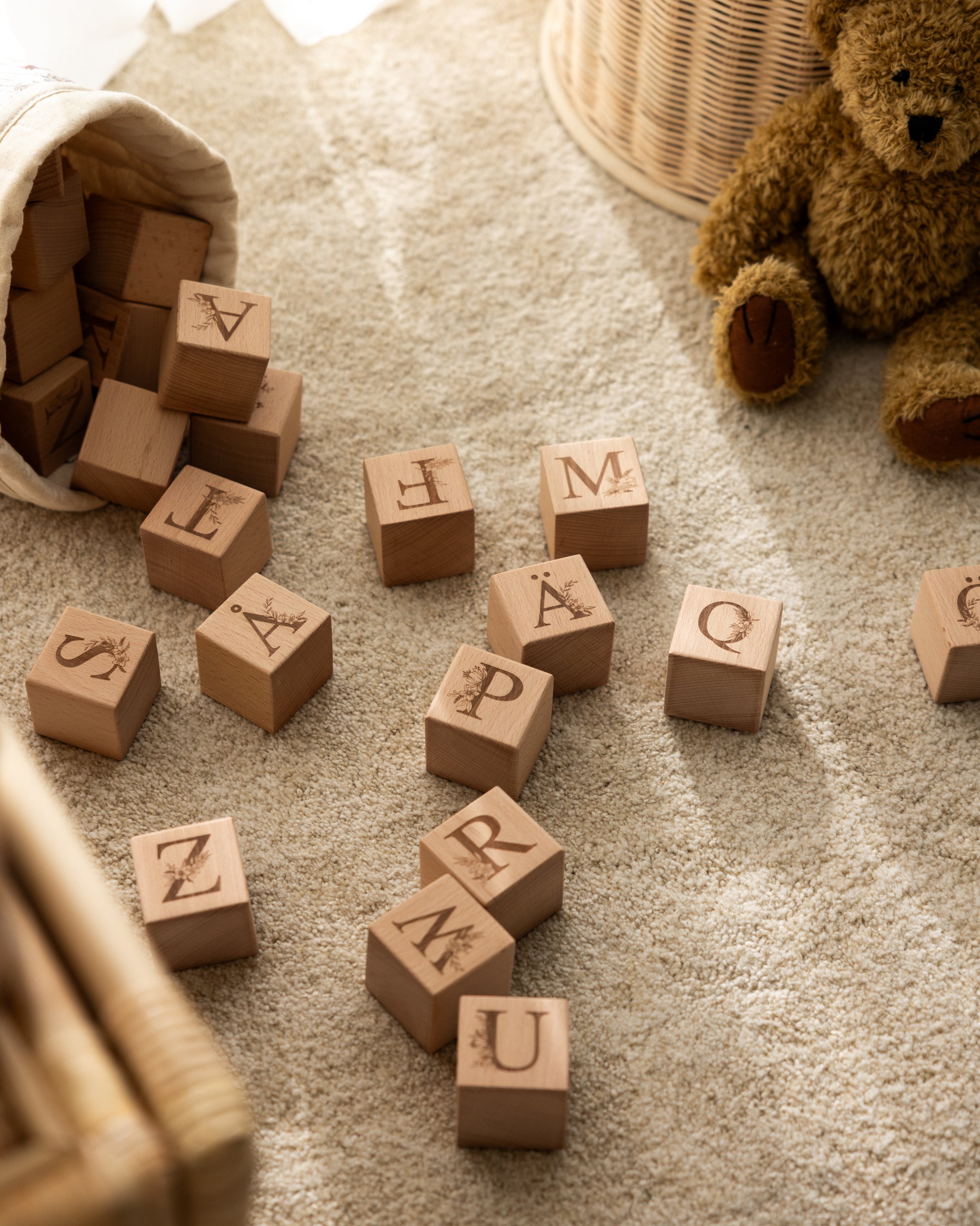 bokstavsklossar på golv i barnrum