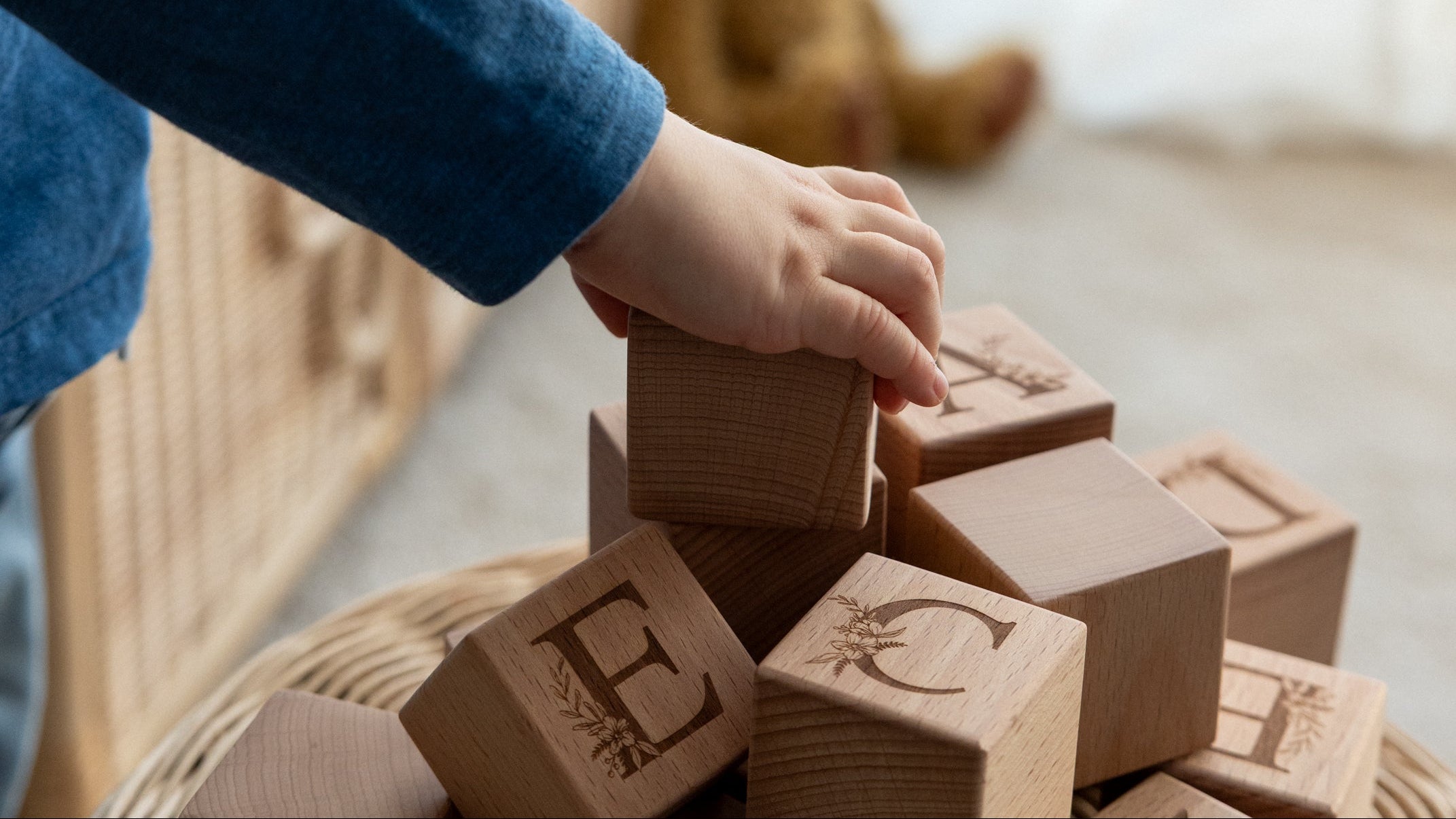 Bokstavsklossar i trä för barn som pedagogiska klossar