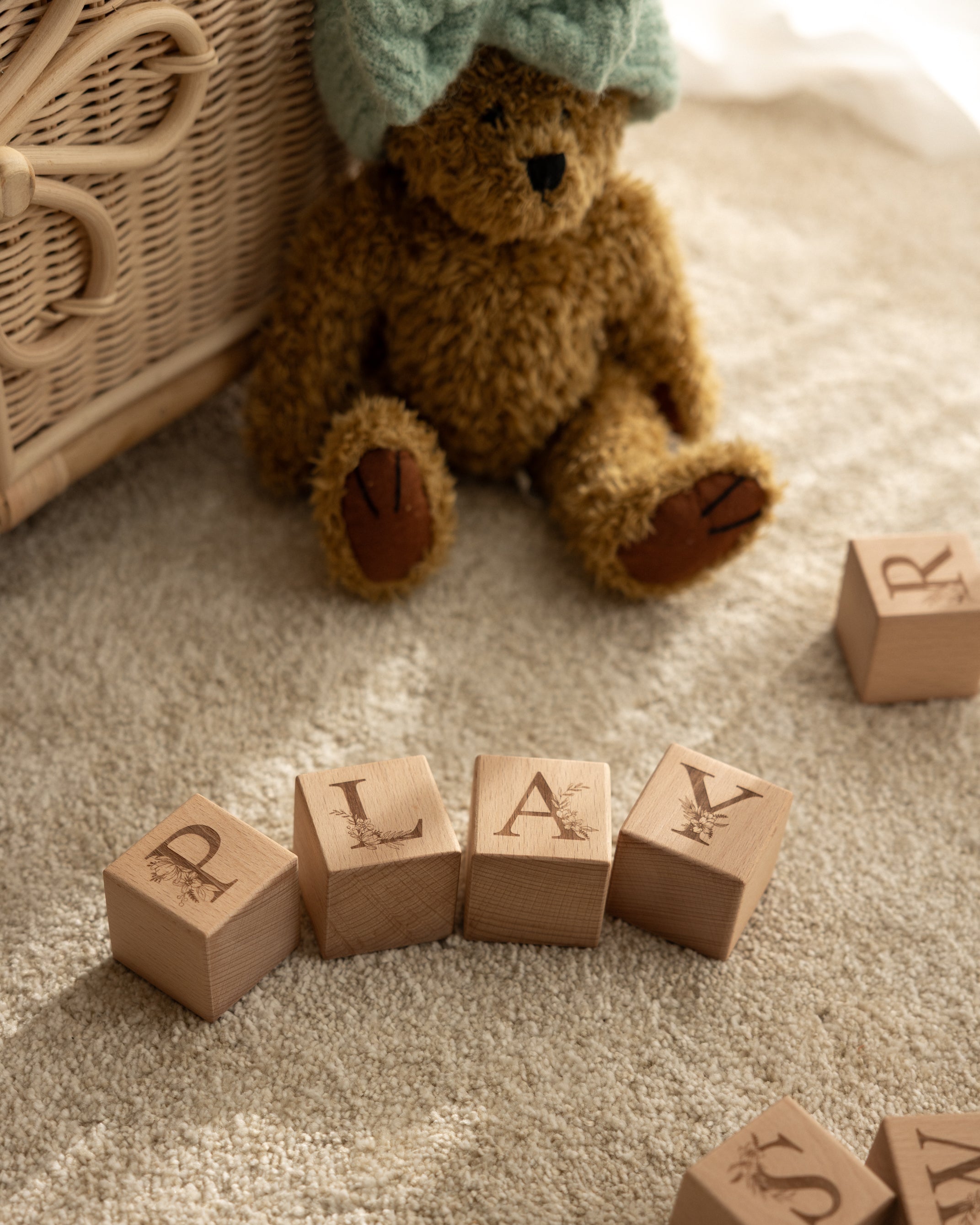 Bokstavsklossar barn i trä som klassisk träleksak som bildar ordet Play (lek på engelska)