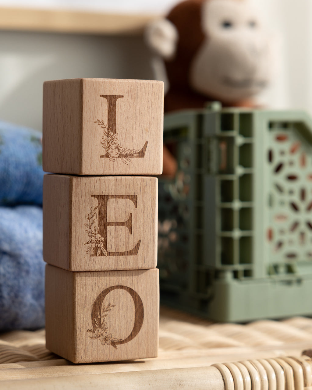 Bokstavsklossar i trä med bokstäver som bildar ett barns namn