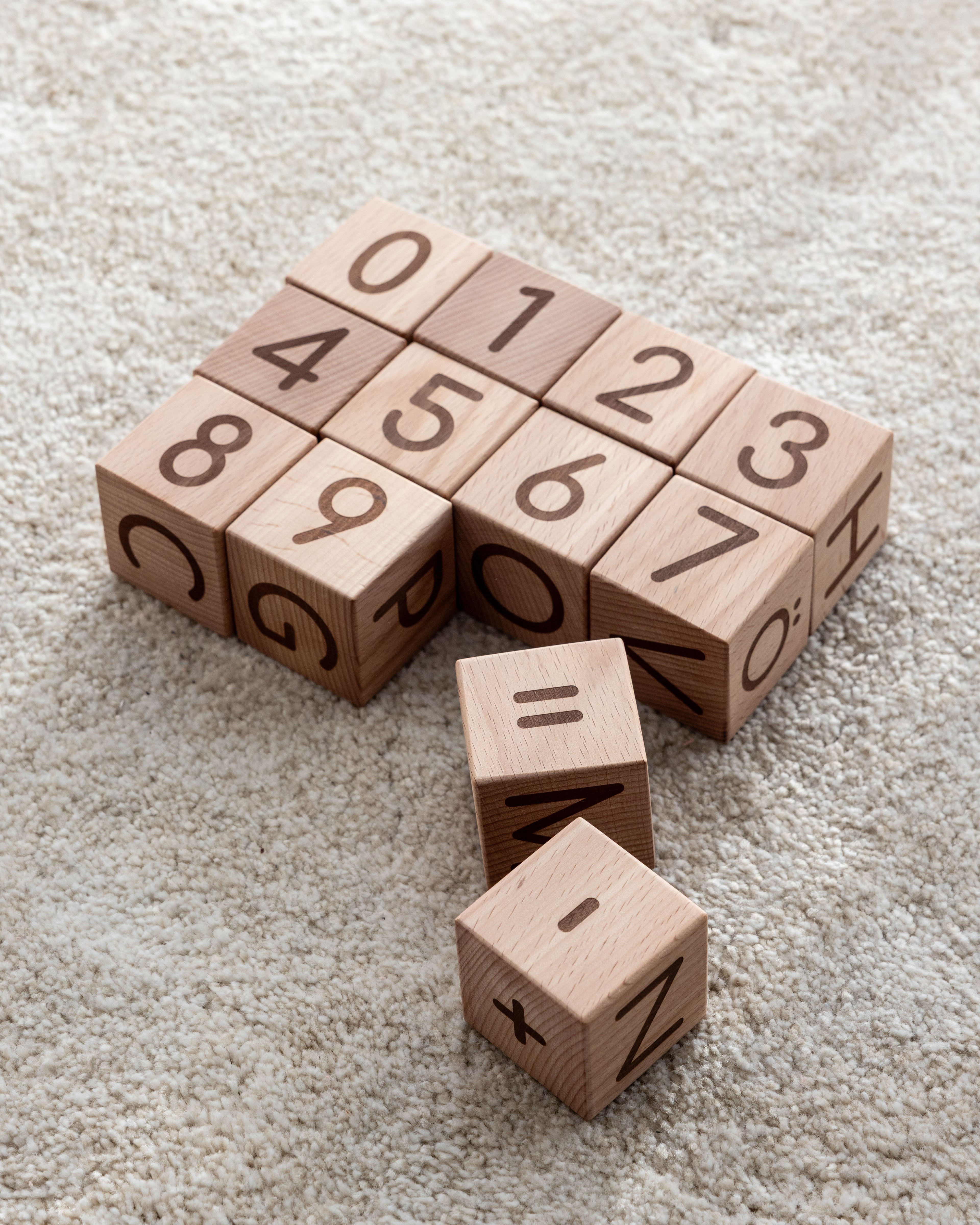 Bokstavsklossar i trä för barn som pedagogiska klossar