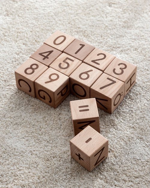 Bokstavsklossar i trä för barn som pedagogiska klossar