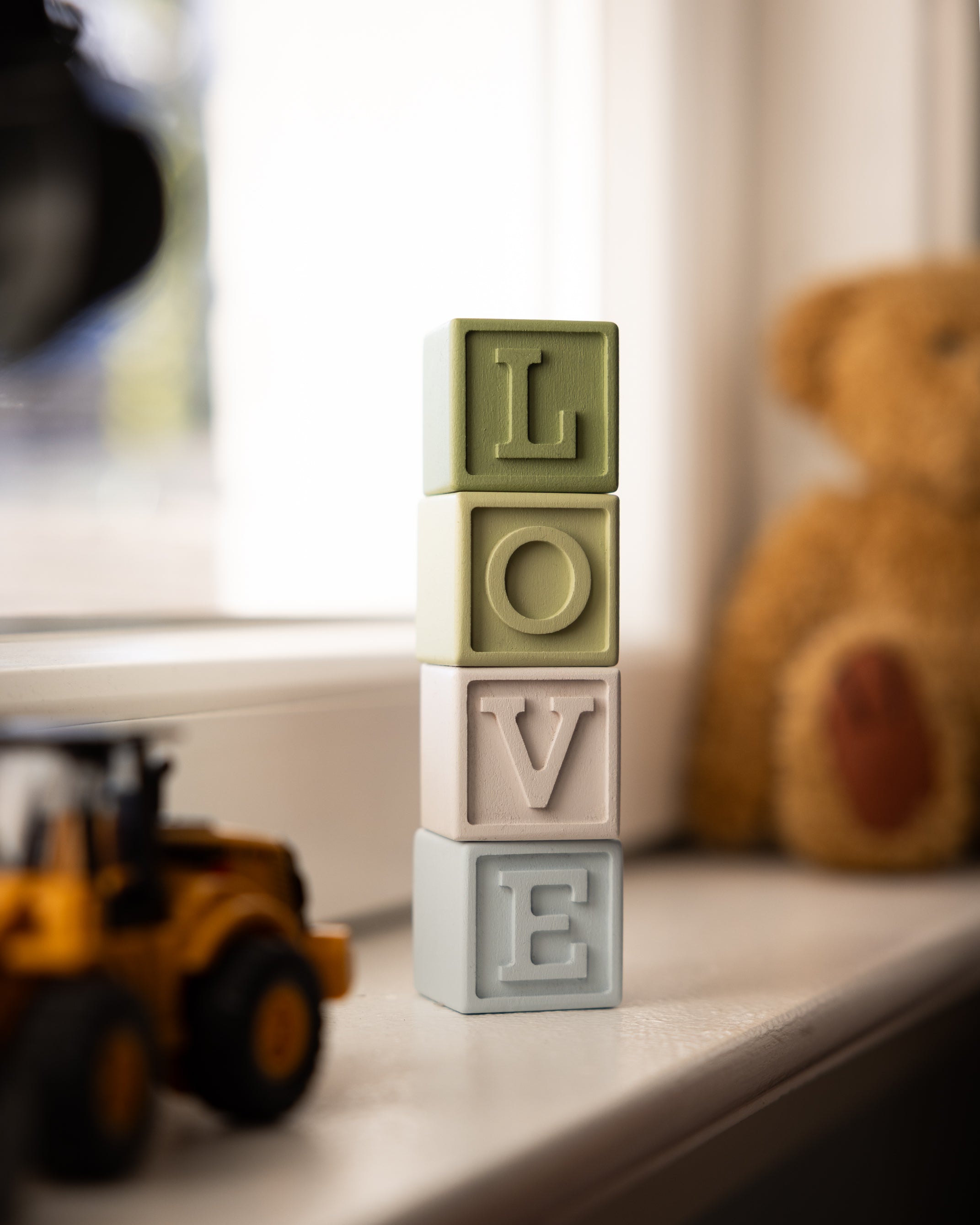 Personliga bokstavsklossar med namn i trä som dekor i barnrum